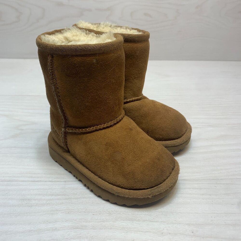 UGG Classic II Boots Kids Sz 6 Chestnut Suede Sheepskin Lined Round Toe‎ Pull On